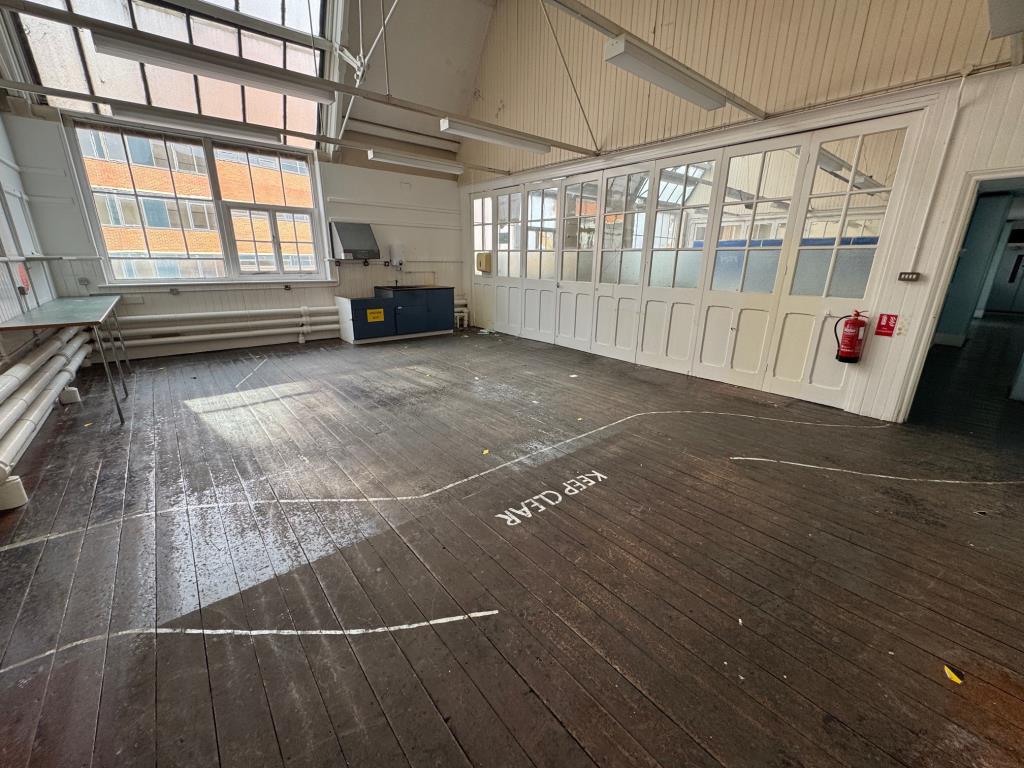 Lot: 46 - SUBSTANTIAL TOWN CENTRE PREMISES WITH POTENTIAL - Art Studio - one of 3 interconnecting rooms